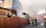 Три жилых дома загорелись под Томском, пострадала пожилая женщина