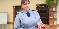 В рамках празднования Дня флага России в институте прошла акция по раздаче ленточек в цветах триколора - Томский ИПКР ФСИН России