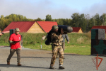 Сотрудник ОМОН «Ратник» управления Росгвардии по Томской области успешно прошел квалификационные испытания на право ношения знака отличия полицейского спецназа