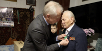Мазур лично поздравил томского ветерана со 100-летнем юбилеем - ГТРК Томск