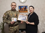 Представители Пушкинской библиотеки и участник СВО поздравили женщин из волонтерской организации «Друзья Чебурашки»