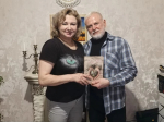 Представители Пушкинской библиотеки и участник СВО поздравили женщин из волонтерской организации «Друзья Чебурашки»