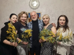 Представители Пушкинской библиотеки и участник СВО поздравили женщин из волонтерской организации «Друзья Чебурашки»