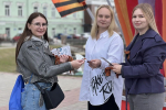 В рамках праздничных мероприятий, приуроченных к 81-ой годовщине Победы в Великой Отечественной войне, сотрудники уголовно-исполнительной инспекции УФСИН России по Томской области приняли активное участие во всероссийском общественном движение Волонтеры Победы. Они присоединились к всероссийским инициативам, направленным на сохранение исторической памяти и увековечивание подвига советского народа. В рамках акции «Стена Памяти» сотрудники УИИ оформили мемориальную экспозицию с фотографиями своих родственников — участников войны, выразив глубокую благодарность поколению победителей. Также сотрудники и ветераны уголовно-исполнительной инспекции возложили цветы к Вечному огню и мемориалам, почтив память погибших фронтовиков. Этот торжественный момент стал символом преемственности поколений и глубокого уважения к подвигу тех, кто ценой своей жизни подарил нам мир и свободу. «Наш долг - помнить и рассказывать молодому поколению о героях Великой Отечественной войны, отдавших свои жизни, чтобы мы жили в мире и свободе. Поэтому каждый год наши сотрудники вместе со своими детьми принимают участие в мероприятиях, посвященных Дню Победы», - рассказал врио начальника региональной уголовно-исполнительной инспекции Александр Сыренков.