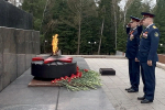 В рамках праздничных мероприятий, приуроченных к 81-ой годовщине Победы в Великой Отечественной войне, сотрудники уголовно-исполнительной инспекции УФСИН России по Томской области приняли активное участие во всероссийском общественном движение Волонтеры Победы. Они присоединились к всероссийским инициативам, направленным на сохранение исторической памяти и увековечивание подвига советского народа. В рамках акции «Стена Памяти» сотрудники УИИ оформили мемориальную экспозицию с фотографиями своих родственников — участников войны, выразив глубокую благодарность поколению победителей. Также сотрудники и ветераны уголовно-исполнительной инспекции возложили цветы к Вечному огню и мемориалам, почтив память погибших фронтовиков. Этот торжественный момент стал символом преемственности поколений и глубокого уважения к подвигу тех, кто ценой своей жизни подарил нам мир и свободу. «Наш долг - помнить и рассказывать молодому поколению о героях Великой Отечественной войны, отдавших свои жизни, чтобы мы жили в мире и свободе. Поэтому каждый год наши сотрудники вместе со своими детьми принимают участие в мероприятиях, посвященных Дню Победы», - рассказал врио начальника региональной уголовно-исполнительной инспекции Александр Сыренков.