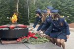 В рамках праздничных мероприятий, приуроченных к 81-ой годовщине Победы в Великой Отечественной войне, сотрудники уголовно-исполнительной инспекции УФСИН России по Томской области приняли активное участие во всероссийском общественном движение Волонтеры Победы. Они присоединились к всероссийским инициативам, направленным на сохранение исторической памяти и увековечивание подвига советского народа. В рамках акции «Стена Памяти» сотрудники УИИ оформили мемориальную экспозицию с фотографиями своих родственников — участников войны, выразив глубокую благодарность поколению победителей. Также сотрудники и ветераны уголовно-исполнительной инспекции возложили цветы к Вечному огню и мемориалам, почтив память погибших фронтовиков. Этот торжественный момент стал символом преемственности поколений и глубокого уважения к подвигу тех, кто ценой своей жизни подарил нам мир и свободу. «Наш долг - помнить и рассказывать молодому поколению о героях Великой Отечественной войны, отдавших свои жизни, чтобы мы жили в мире и свободе. Поэтому каждый год наши сотрудники вместе со своими детьми принимают участие в мероприятиях, посвященных Дню Победы», - рассказал врио начальника региональной уголовно-исполнительной инспекции Александр Сыренков.