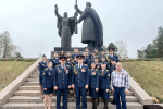 В рамках праздничных мероприятий, приуроченных к 81-ой годовщине Победы в Великой Отечественной войне, сотрудники уголовно-исполнительной инспекции УФСИН России по Томской области приняли активное участие во всероссийском общественном движение Волонтеры Победы. Они присоединились к всероссийским инициативам, направленным на сохранение исторической памяти и увековечивание подвига советского народа. В рамках акции «Стена Памяти» сотрудники УИИ оформили мемориальную экспозицию с фотографиями своих родственников — участников войны, выразив глубокую благодарность поколению победителей. Также сотрудники и ветераны уголовно-исполнительной инспекции возложили цветы к Вечному огню и мемориалам, почтив память погибших фронтовиков. Этот торжественный момент стал символом преемственности поколений и глубокого уважения к подвигу тех, кто ценой своей жизни подарил нам мир и свободу. «Наш долг - помнить и рассказывать молодому поколению о героях Великой Отечественной войны, отдавших свои жизни, чтобы мы жили в мире и свободе. Поэтому каждый год наши сотрудники вместе со своими детьми принимают участие в мероприятиях, посвященных Дню Победы», - рассказал врио начальника региональной уголовно-исполнительной инспекции Александр Сыренков.